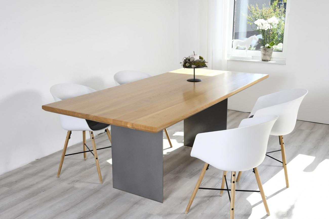 Eichenholz-Tischplatte mit Tischgestell aus Stahl wirken als perfekte Kombination 